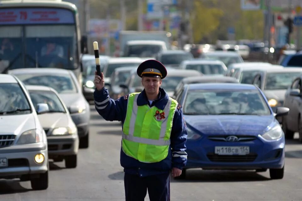 Гаи на дороге. Почему гаишники. Наглый инспектор дпс. Сотрудник гибдд и водитель. Беседа сотрудником гибдд с детьми на дороге.