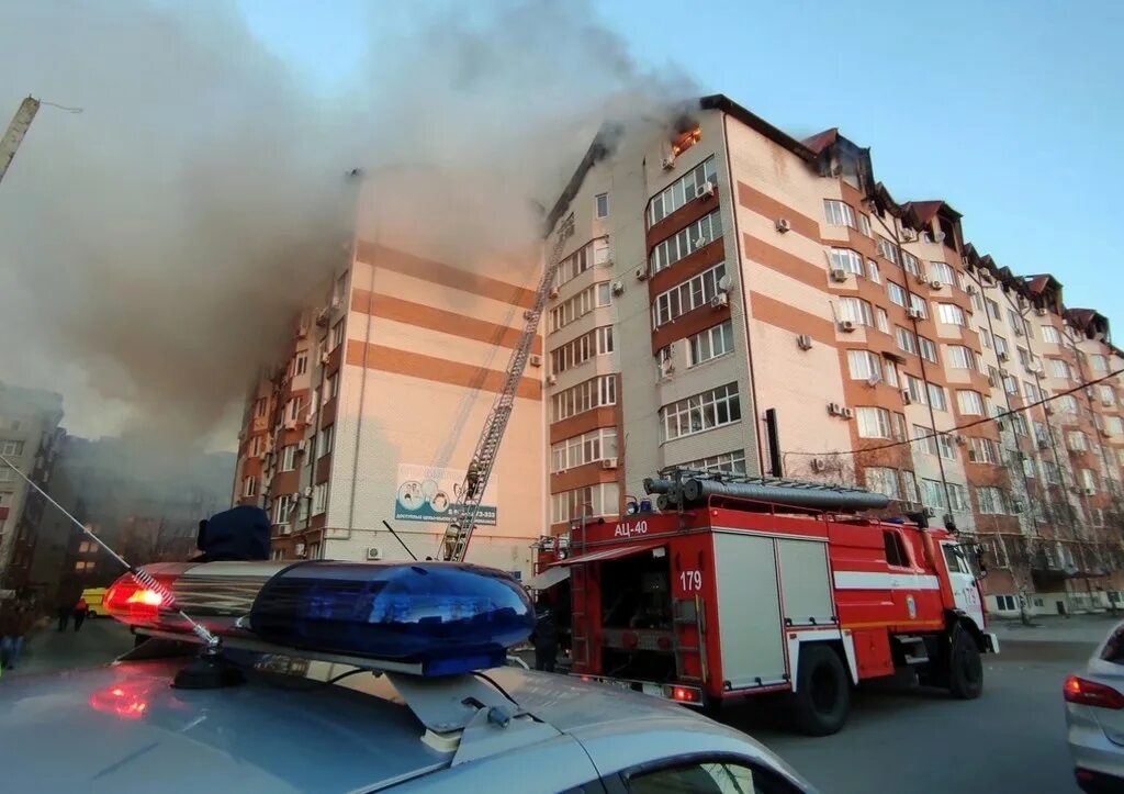 Горят три дома в москве. Анапа Лазурная 24 пожар. Пожар в Анапе 2021. Анапа ул Лазурная пожар 2021. Пожар в многоквартирном доме Анапа.