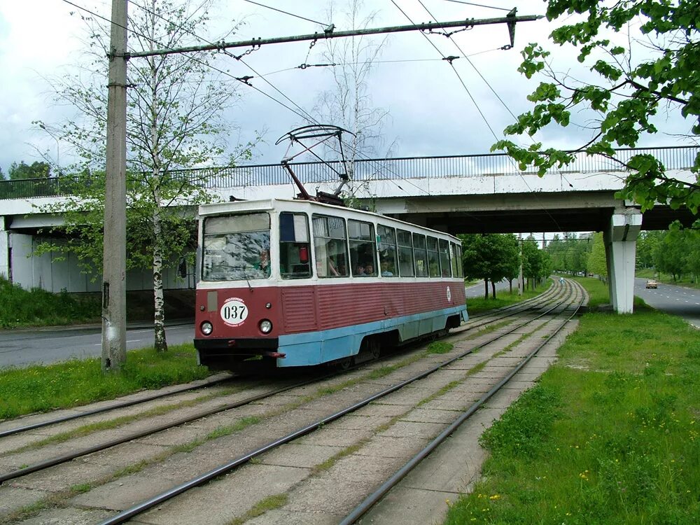 Новополоцкий трамвай. Трамвай новополоцк. Парк маяковского трамвайная остановка. Трамвай новополоцк. Бкм 811 трамвай.