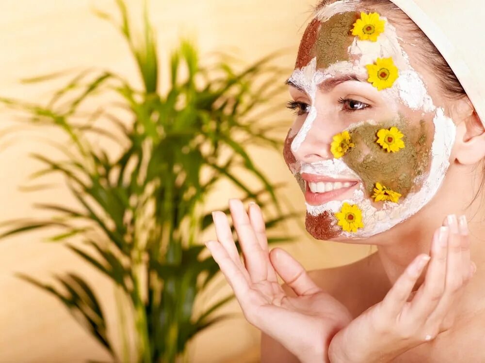 женщина в маске для лица. маска для лица. девушка в маске для лица. цветочная маска. домашние маски.