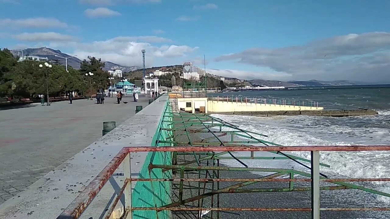 Камера набережной алушты. Алушта набережная 2023. Центральная набережная Алушты 2023. Набережная Алушты отреставрирована. Набережная Алушты протяженность.