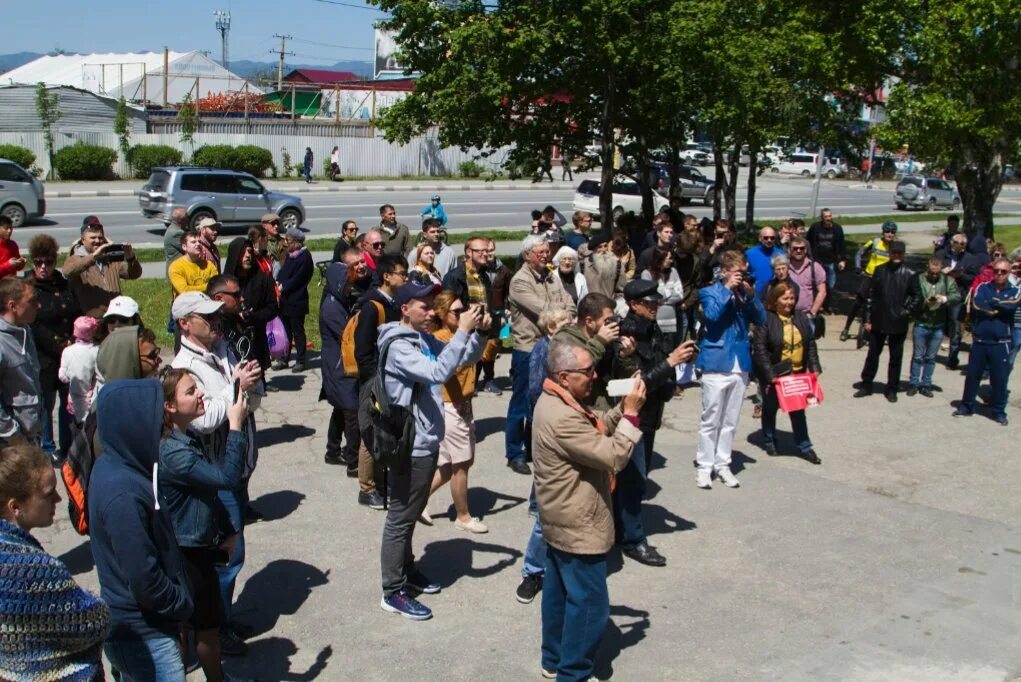 Зеваки фото. Толпа зевак на улице. Толпа зевак картинки. Зеваки собрались,. Толпа зевак 7