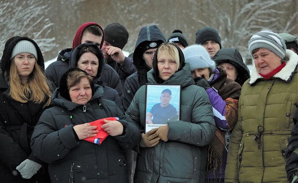 Прощание с женщиной. В Твери простились с погибшими на Украине.