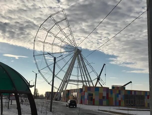 Волжский на ладони. 36 Парк Волжский. Новый парк Волжский колесо обозрения. ПКИО новый город Волжский. Площадь Ленина Волжский аттракционы.