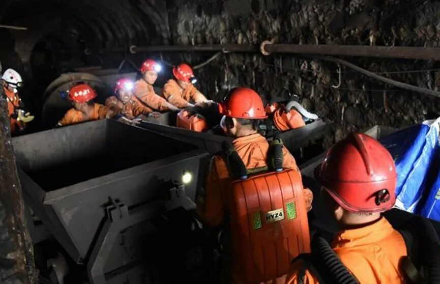 Спасательные работы горняков. Шахта в Китае. Угольные Шахты Китая. Угольная шахта в Китае.