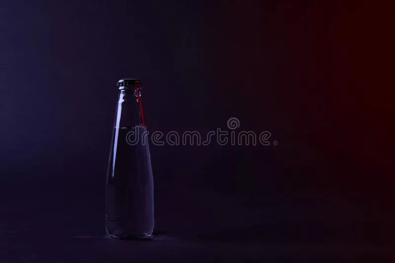 В бутылке закрытой крышкой находится вода. Закрытая бутылка. Бутылки закрывающиеся с черного цвета. Ткань закрывает бутылку. Бутылки закрывающиеся с черного цвета для детей.