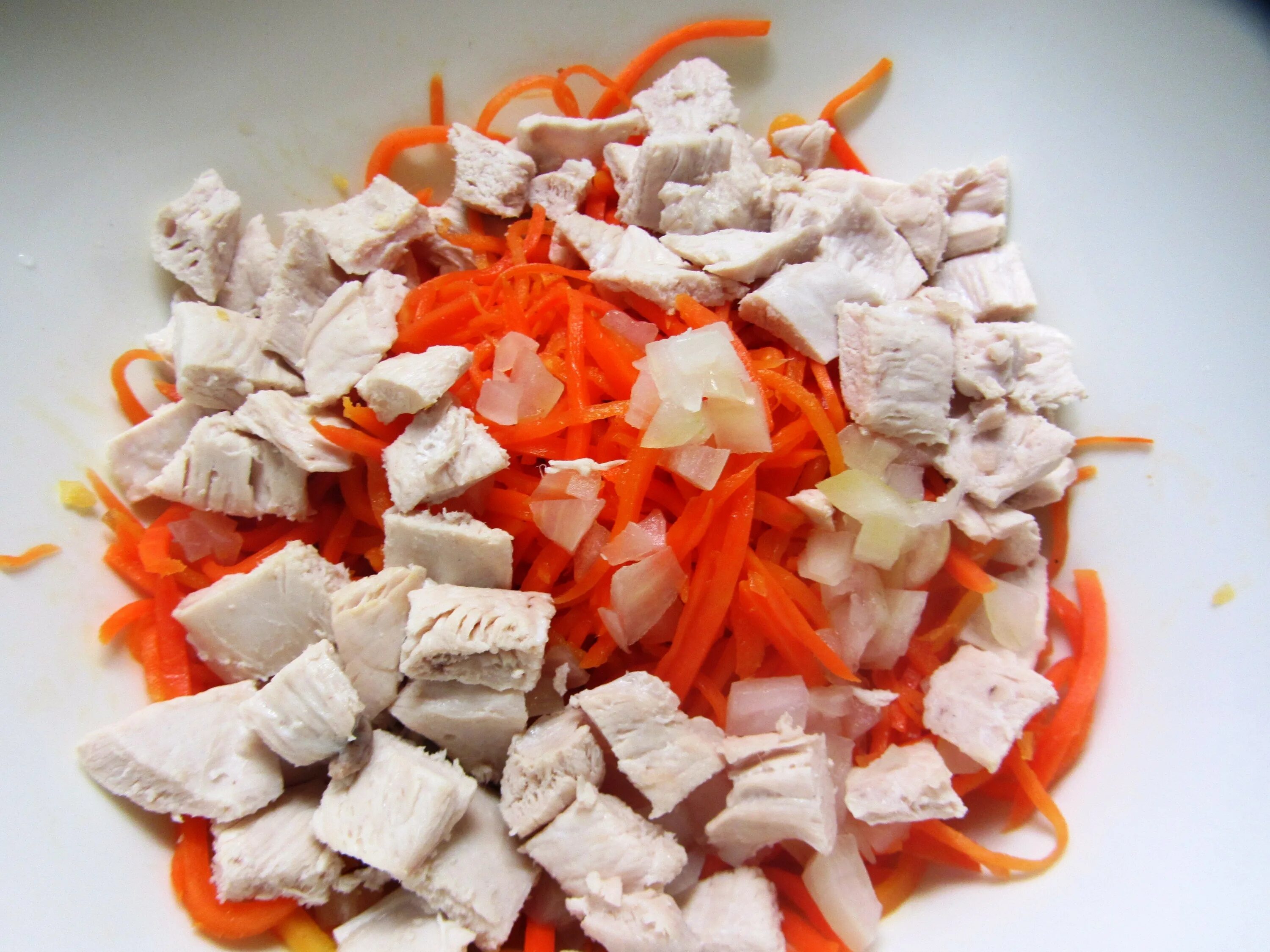 Салат с морковкой по корейски и сухариками. Салат с копчёной курицей и корейской морковью и кукурузой и сухарики. салат с морковью по-корейски и кукурузой и сухариками. салат из сухариков кукурузы моркови корейской куриной грудки. салат с корейской морковью и кукурузой и сухариками.