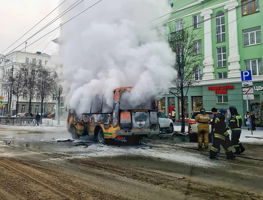 Что горит в Челябинске. Пазик на Ленинском сгорел. Загорелся автобус Челябинск.