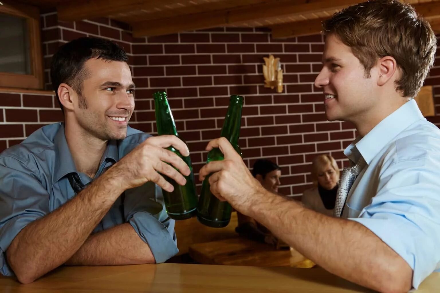Мужчина в баре. Мужчины выпивают. Парень пьет. Двое мужчин пью пиво.