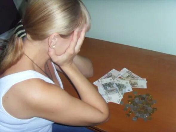 пустые карманы. отсутствие денег. отсутствие денежных. девушки плачет деньги. малой с деньгами.
