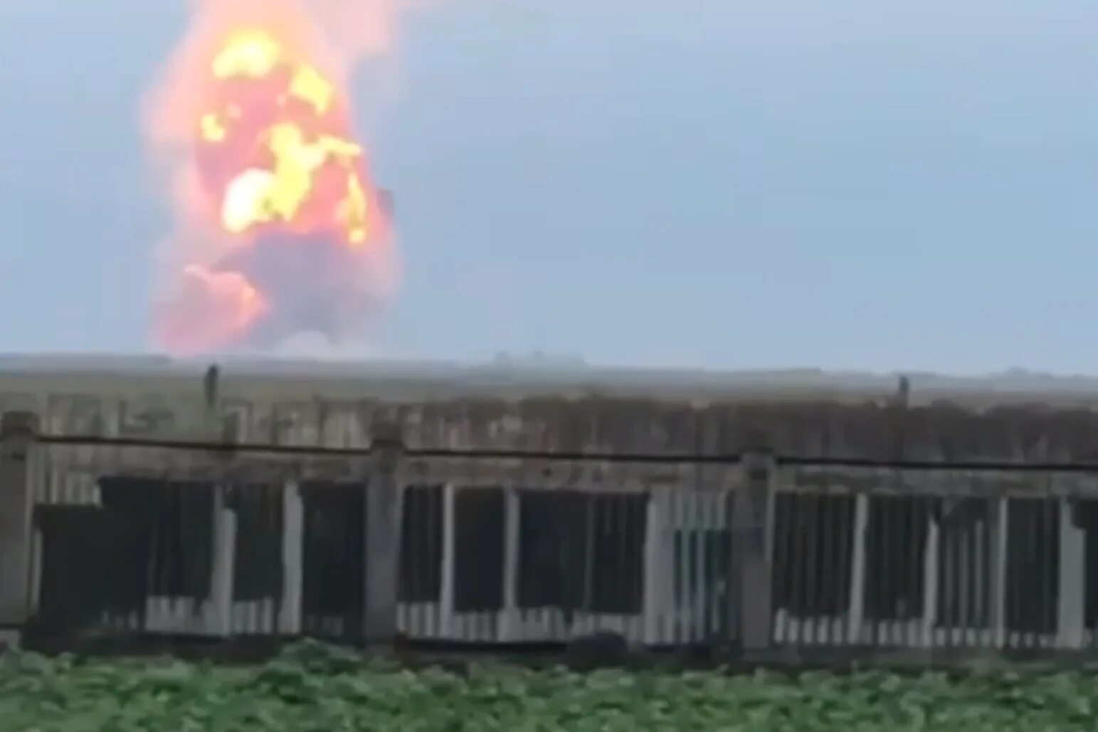 Взрывы в крыму новофедоровка 2022. Новофёдоровка крым 9. Взрывы в крыму 9 августа 2022. Дымовая завеса крымский мост. Крымский мост взорвали 2022.