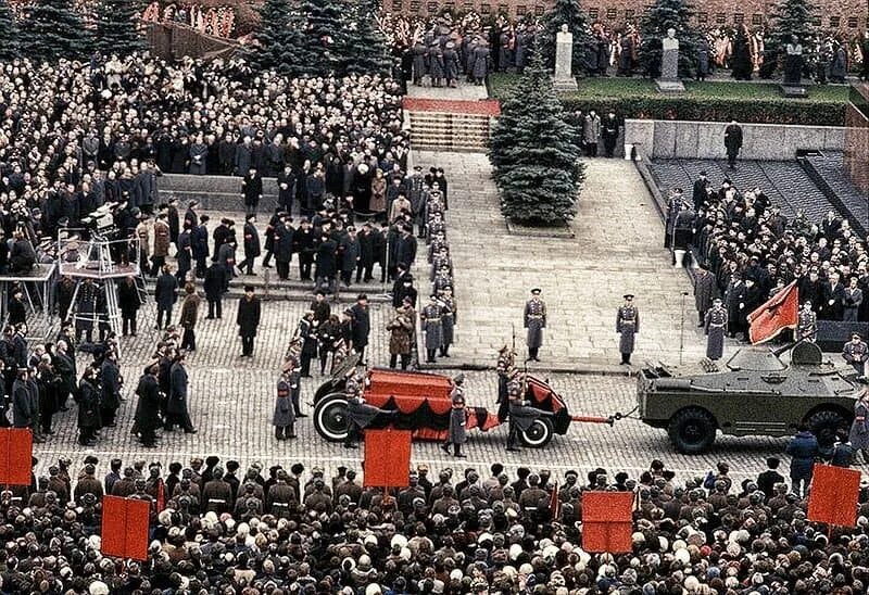 1982 — Похороны л. и. Брежнева на красной площади.. Площадь прощанья