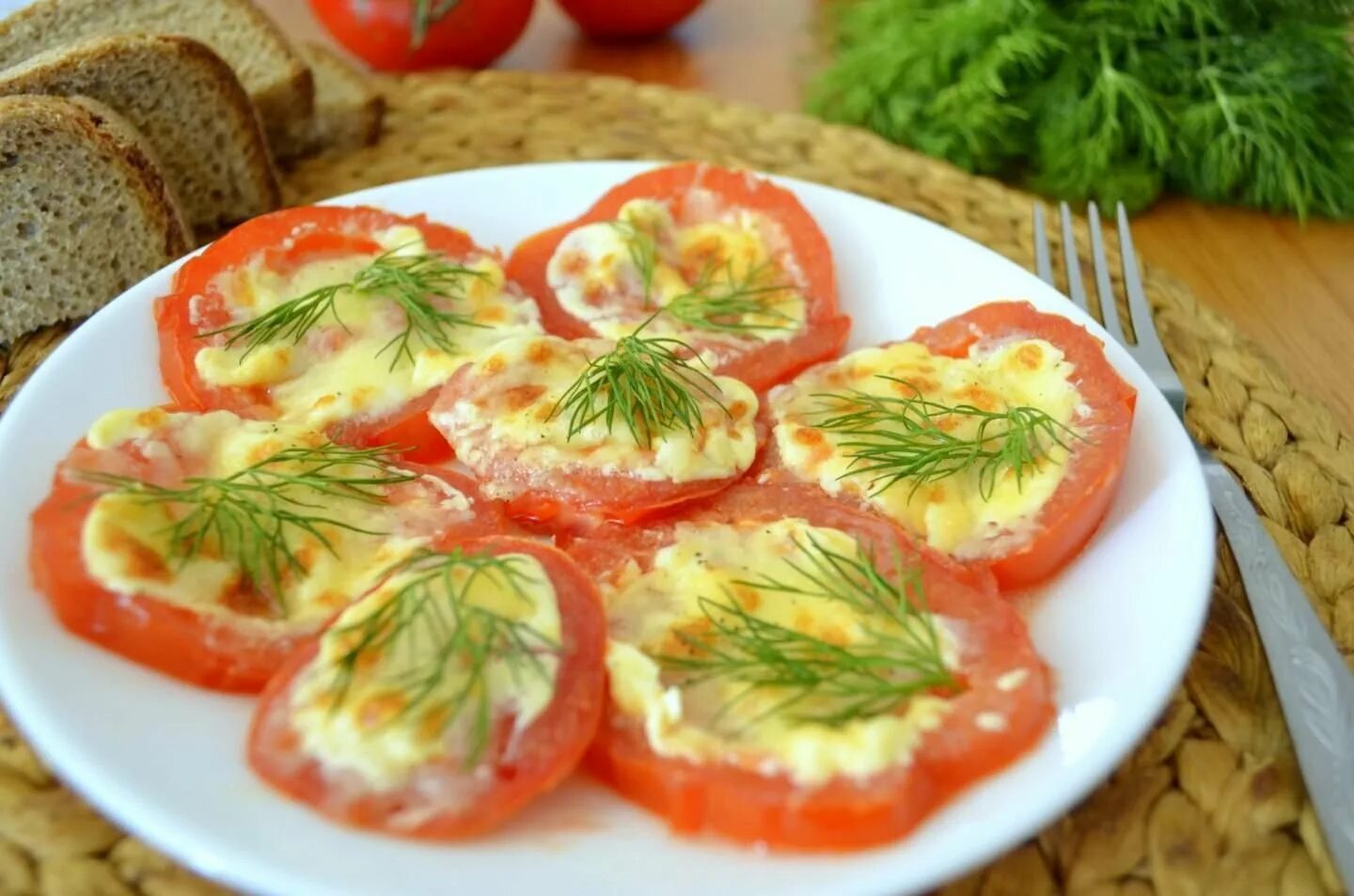 Помидоры с сыром. Помидоры с сыром в духовке. Закуска помидоры с сыром. Помидоры под сыром в духовке.