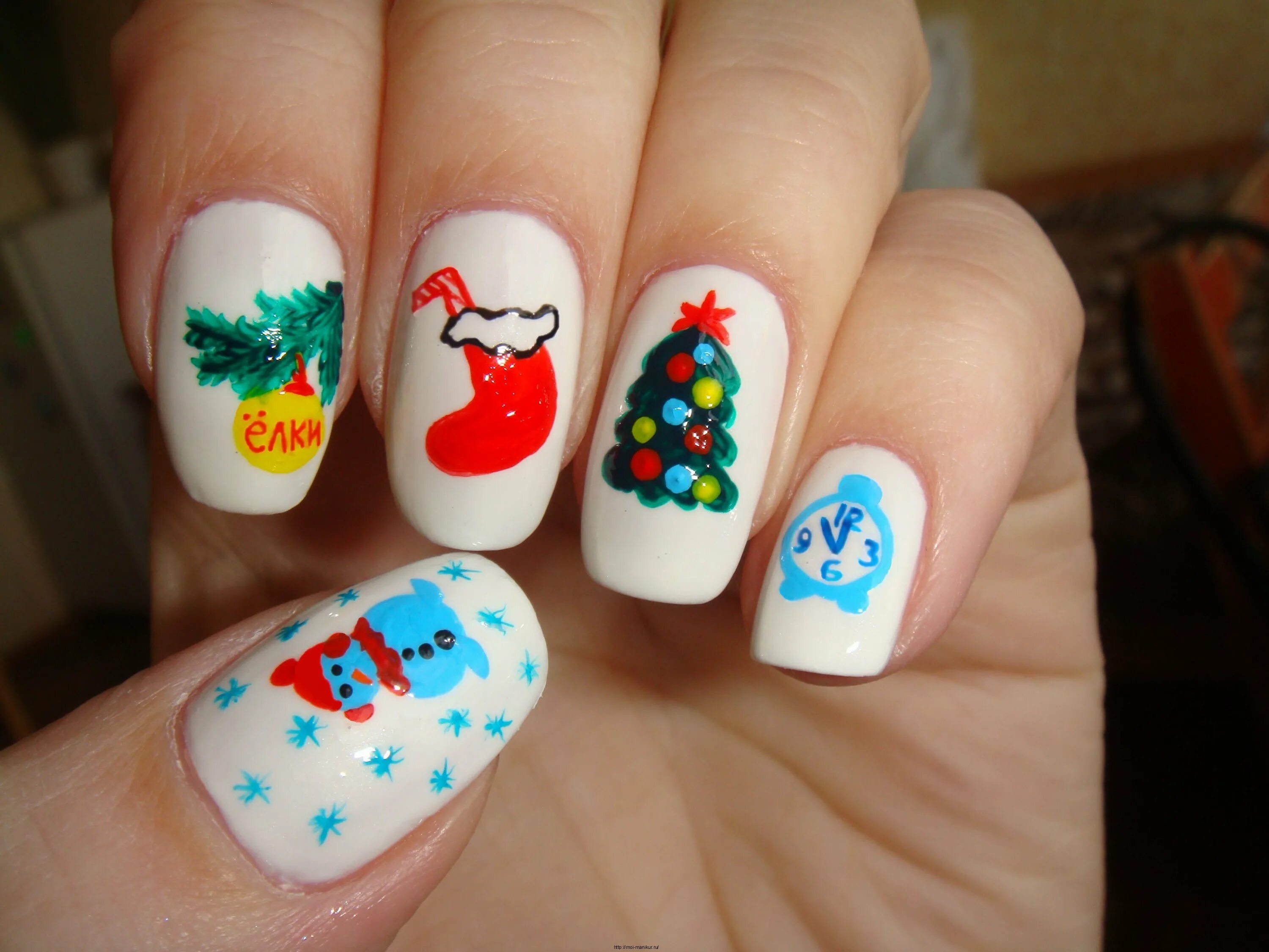 несложный маникюр на новый год. новогодние узоры на ногтях. маникюр рисование на ногтях новогодние. маникюр на новый год легкий и красивый. ногти на новый год.