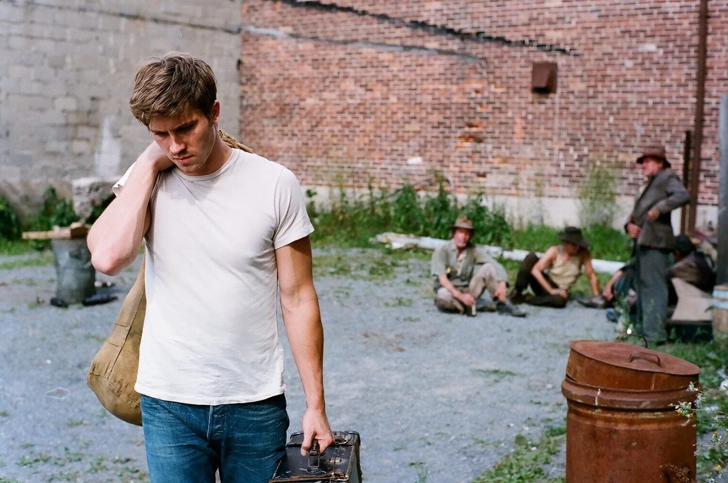 Близкие кадры съемки. На дороге 2012. Гаррет хедлунд кадры. Скрины из фильмов. Саундтреки бедные смеются.