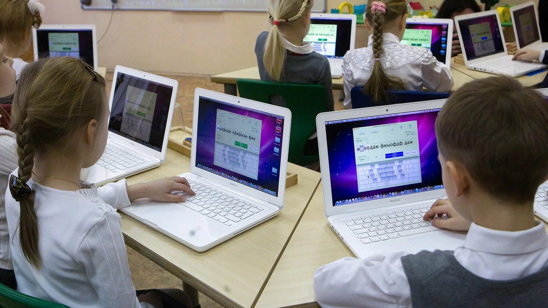 Information technology school. Информационные технологии в школе. Компьютерные технологии в школе. Школьники в компьютерном классе. Интернет в школе.