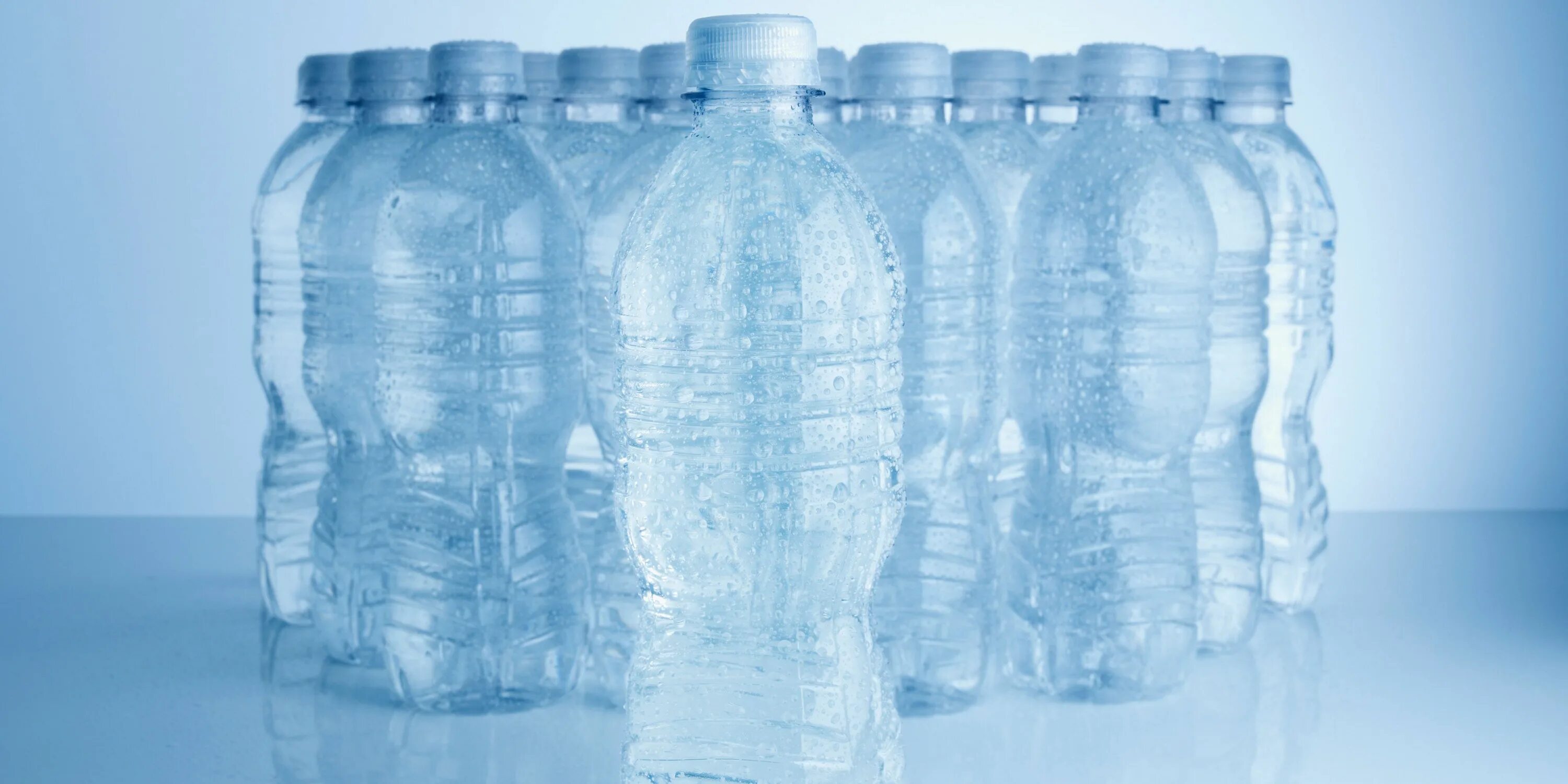 Сколько бутылок воды в упаковке. Пластиковая бутылка. Бутылка для воды. Пластиковая бутылка для воды. Бутилированная вода.