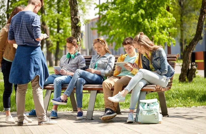Подростки лето в москве. Подростки сидят на лавочке. Подростки на скамейке в парке. Молодежь в парке. Подросток сидит на скамейке.
