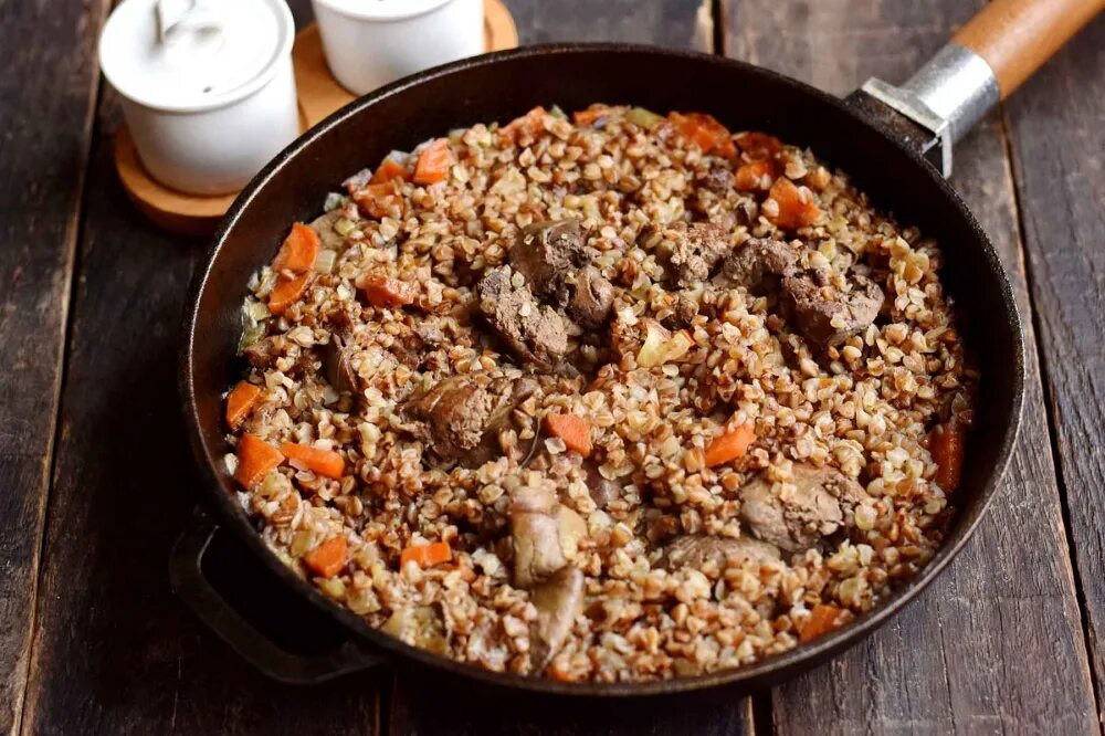 Гречка с сердечками. Гречка по-купечески с куриной печенью. гречка с печенью. гречка с печенкой. гречка с курицей и грибами на сковороде.
