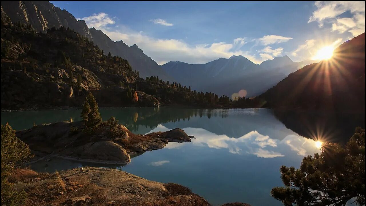 Озеро Дарашколь горный Алтай. Озеро Дарашколь фото. Озеро Дарашколь Алтай фото. Утро Катунь горный Алтай солнце.