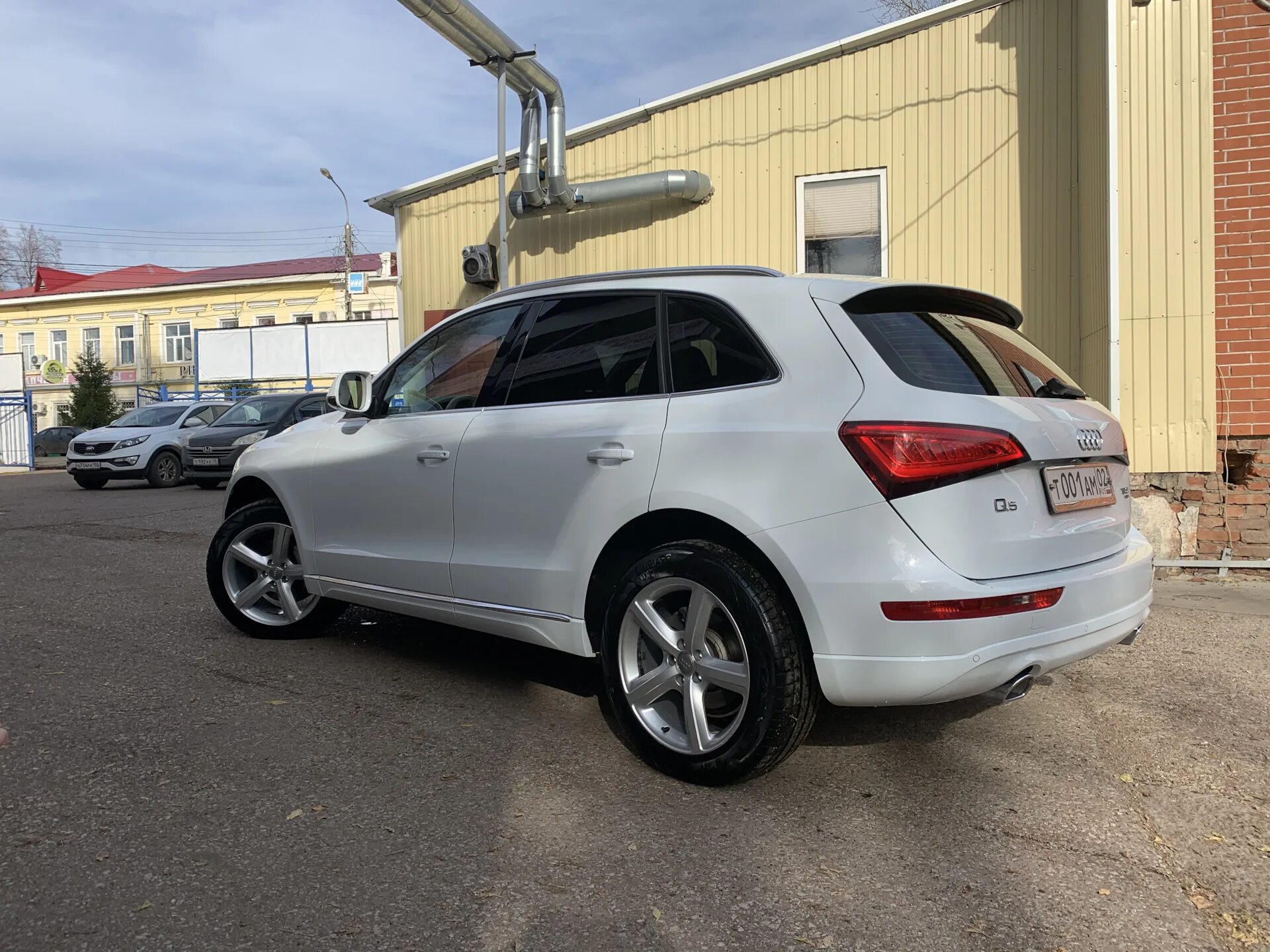 Диски ауди q5. Ауди q5 диски 19. ауди q5 на 20 дисках. audi q5 на 19 дисках. q5 на 20 колесах.