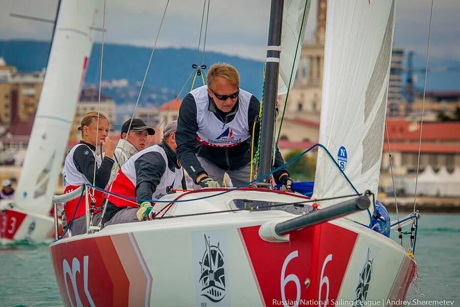 яхта пришедшая последней на соревнованиях 9. яхта пришедшая последней на соревнованиях 9. регата яхта оптимист. созыкин грибанов парусный спорт. мастер класс яхтинга.