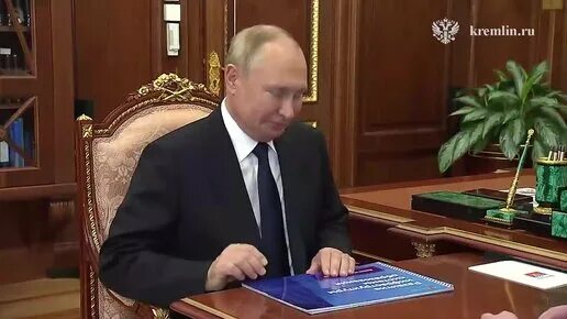 Встреча с министром просвещения сергеем кравцовым. Владимир путин встретился с министром просвещения сергеем кравцовым. путин с рабочими. встреча путина и кравцова. фото путина и кравцова.