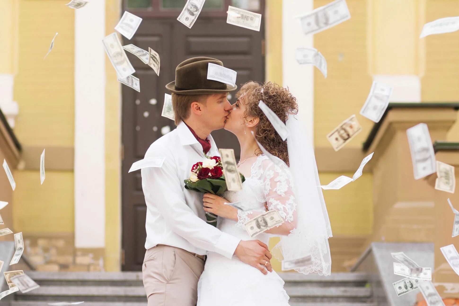 Что кидают на свадьбу. Жених и невеста. Молодожены. Жених с деньгами. Свадьба в стиле горько.