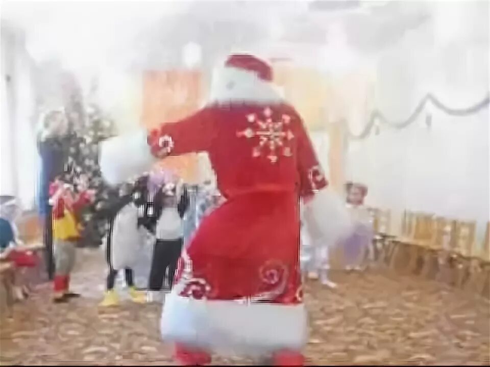 Дед мороз танец в детсаде. Новогоднее попурри для танца деда мороза. Танец деда мороза в детском саду современный. Снегурочка татарка. Барыня танец фото.