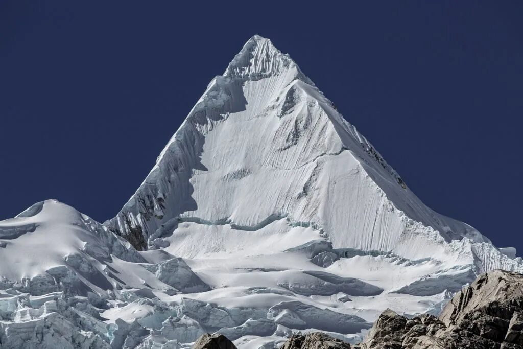 Mount everest is high in the world. Альпамайо Перу. Треугольная гора. Горы треугольной формы. Самые красивые горы в мире.