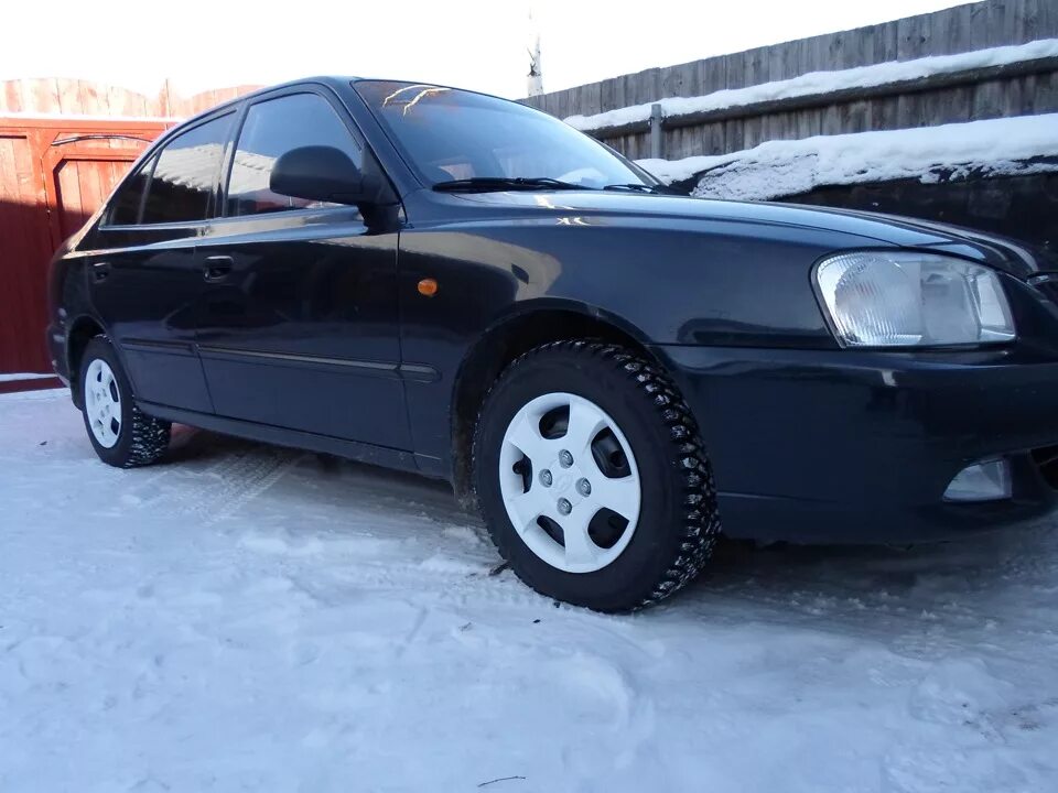 Колпаки акцент. Hyundai Accent на 14 штампах. Хендай акцент на 15 штампах. Hyundai Accent на черных колпаках. Hyundai Accent на белых штампах.