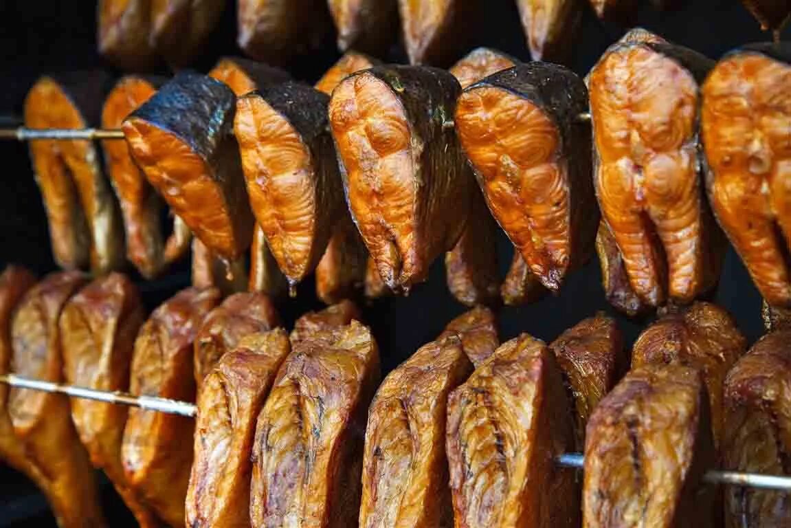 копченый в коптильне.