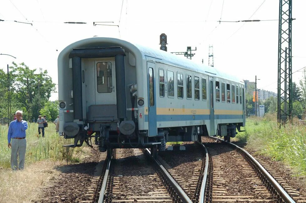 Вагон на второй путь. Ржд сход сход с рельс. Товарняк вагон. Поезд логистика. Электричка шахунья киров.