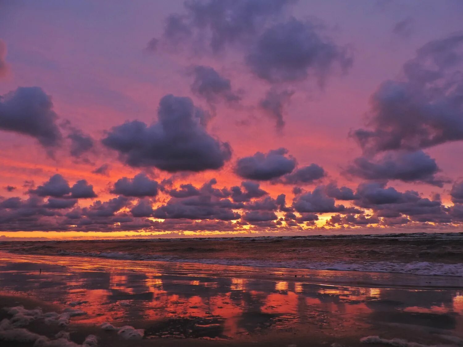 розовый закат на море. красивый закат желтый. нежный рассвет на море. закат светлый. нежный закат на море.