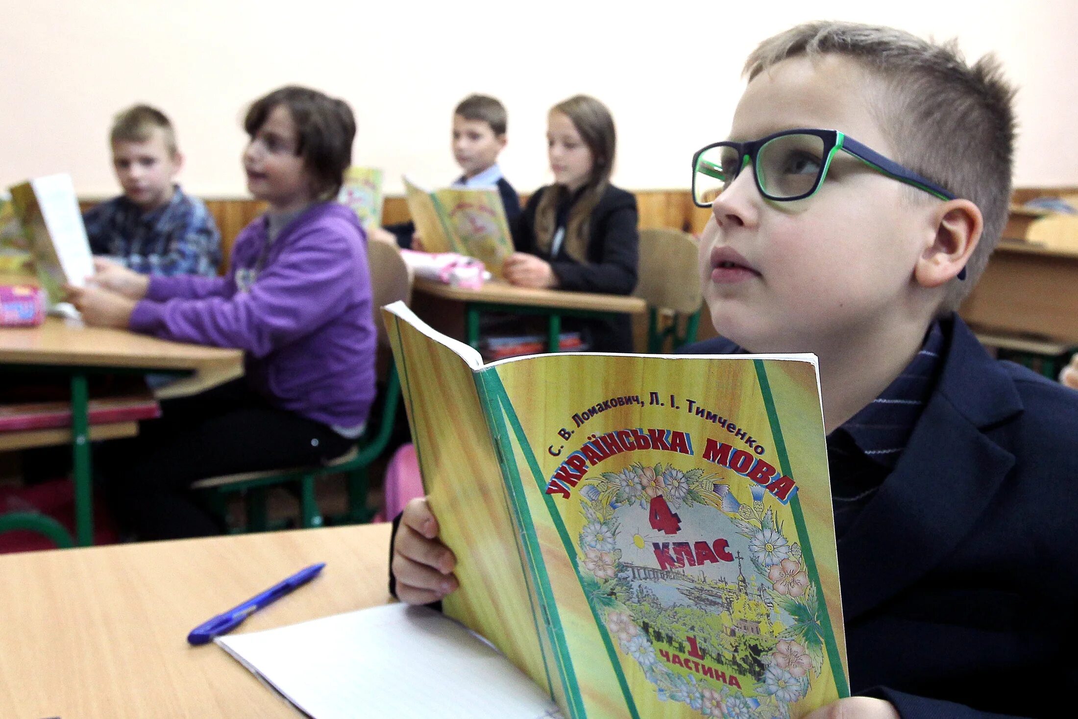 Украинская школа. Русский язык в школах украины. Украинские ученики. Украинские первоклассники. Русский язык в школах украины.