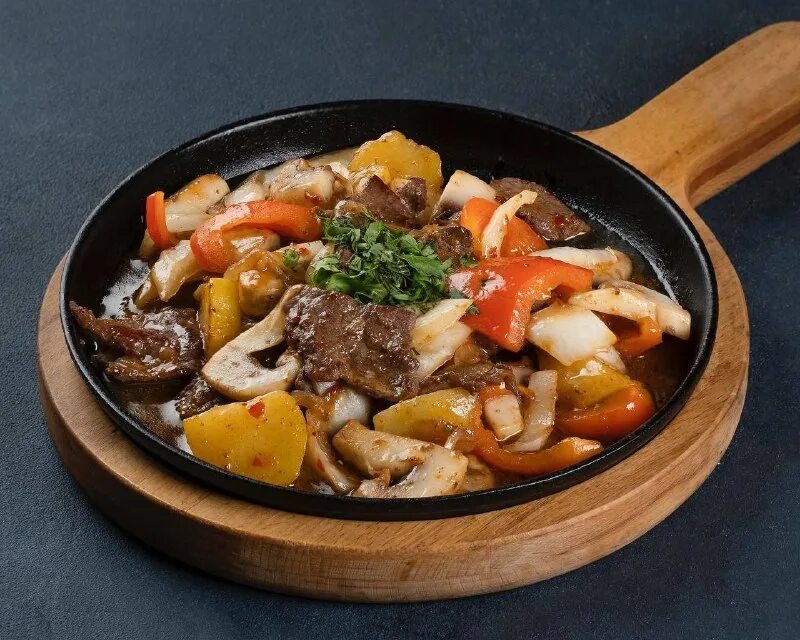 Блюдо горячая сковородка. Горячая сковородка рецепт как в ресторане. Горячая сковородка с курицей. Горячая сковородка. Горячая сковородка рецепт как в ресторане.