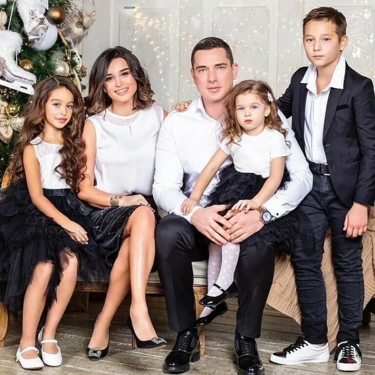 Семья правда. Самая красивая семья. Бородина Новогодняя фотосессия. Самые красивые семьи мира. Семья Ксении Бородиной.