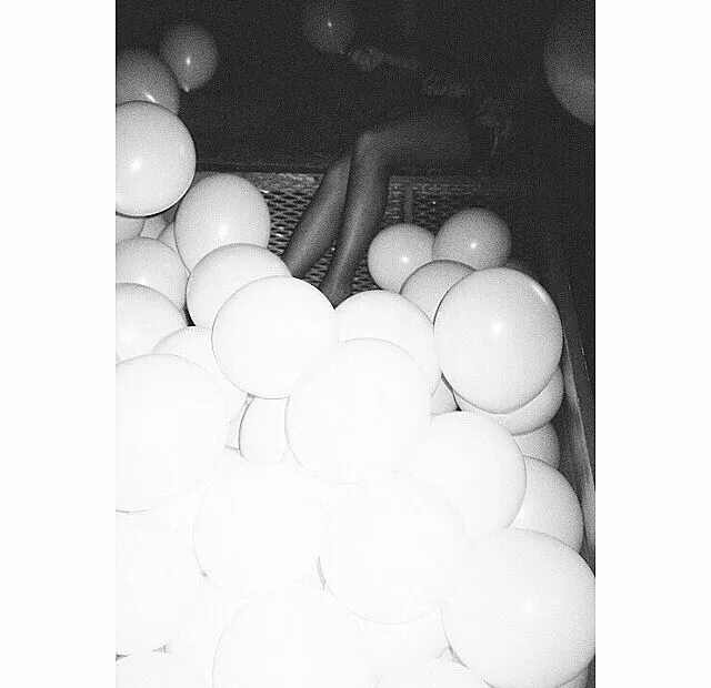 Песня house of balloons glass table girls. House of Balloons the Weeknd. Шар tumblr. The Weeknd House of Balloons Vinyl. House of Balloons the Weeknd Art.