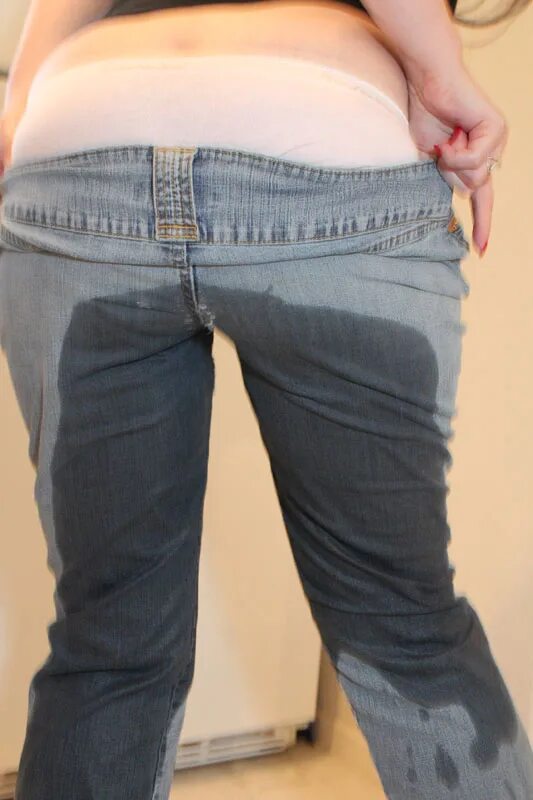 Горничная peeing in pants. Описалась в джинсы. Девушки описались в джинсы лежа. Knot твиловые шорты olivia. Джинсы wet pants.