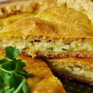 Испечь пироги с сыром