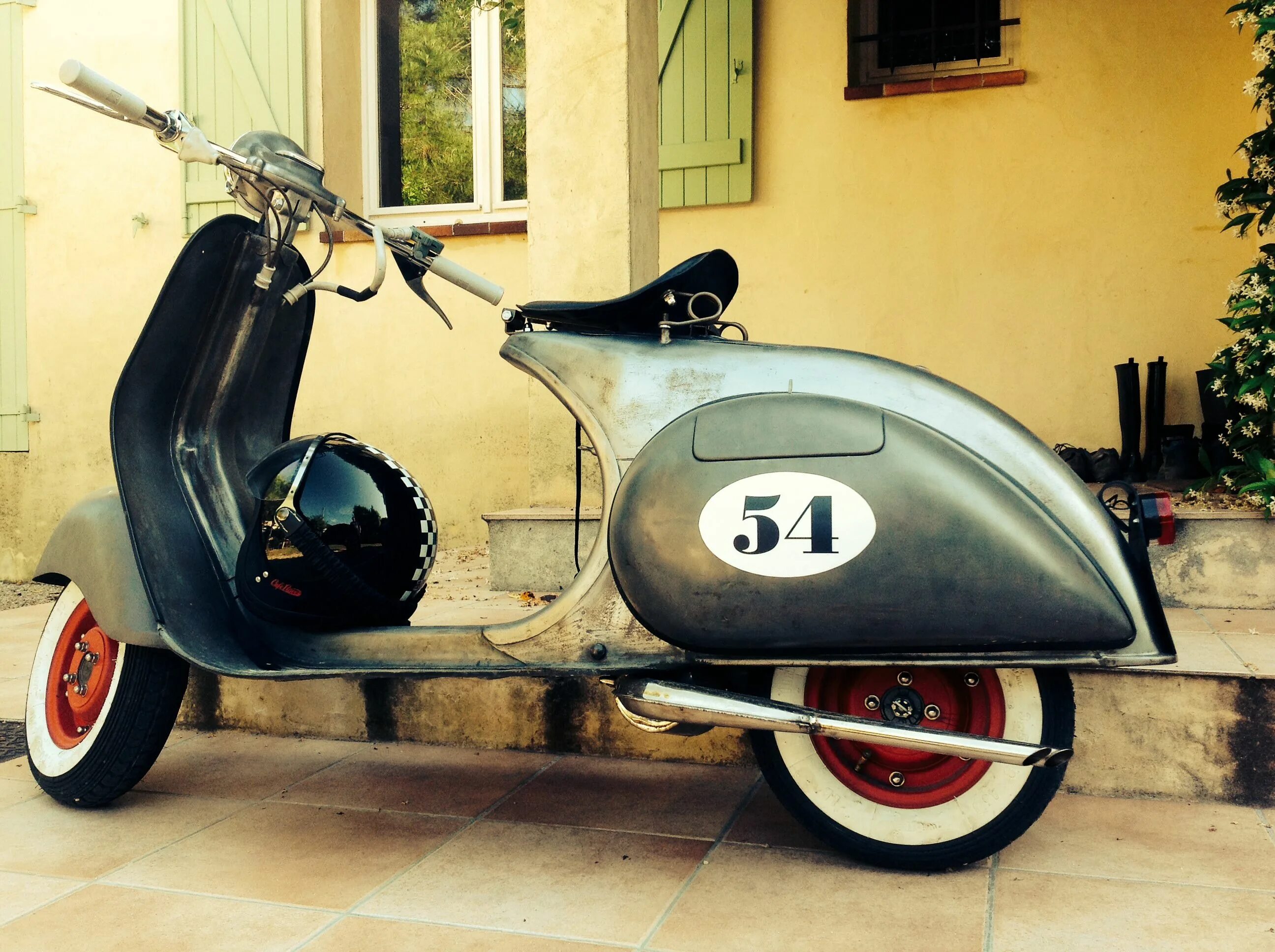 Мотороллер картинки. Мотороллер веспа ретро. мотороллер италия vespa. веспа мотороллер 2025. ретро скутер веспа.
