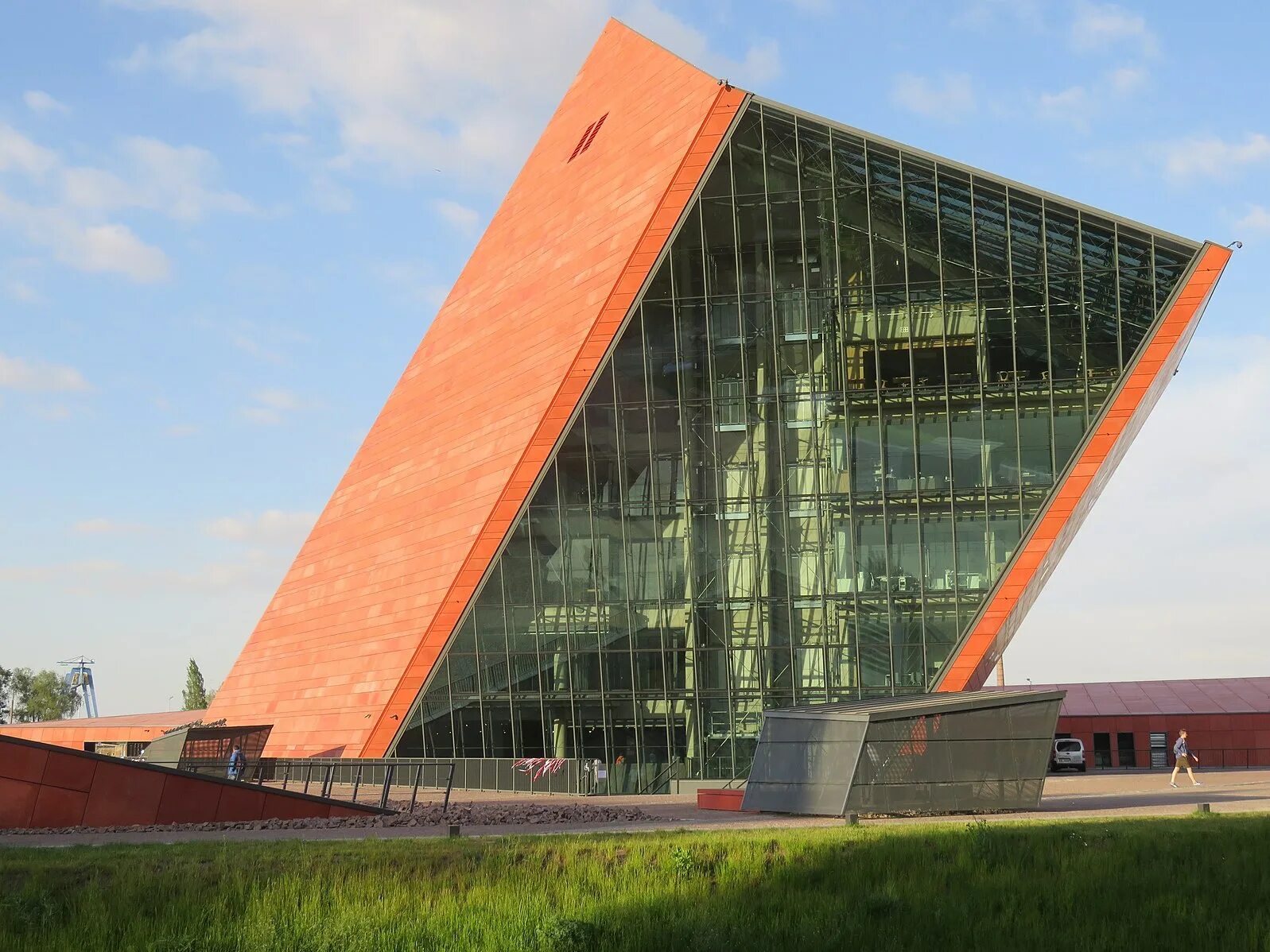 Каролинский институт швеция. Мадрид наклонные башни. Наклон здания. Башни-близнецы «ворота европы». Наклон здания.