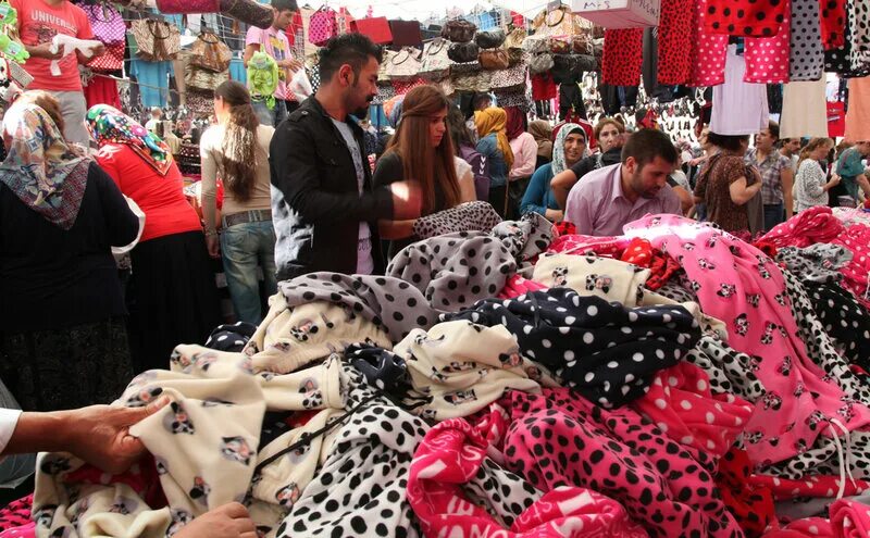 Стамбул где купить. Оптовый рынок в Стамбуле. Стамбул рынок одежды. Турецкий вещевой рынок. Турецкий базар с одеждой.