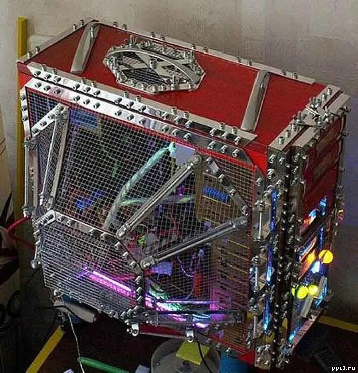 Системный блок сам. Системный блок из металла. корпус для пк из пластика. компьютерный корпус трансформер. фигурка внутри корпуса пк.