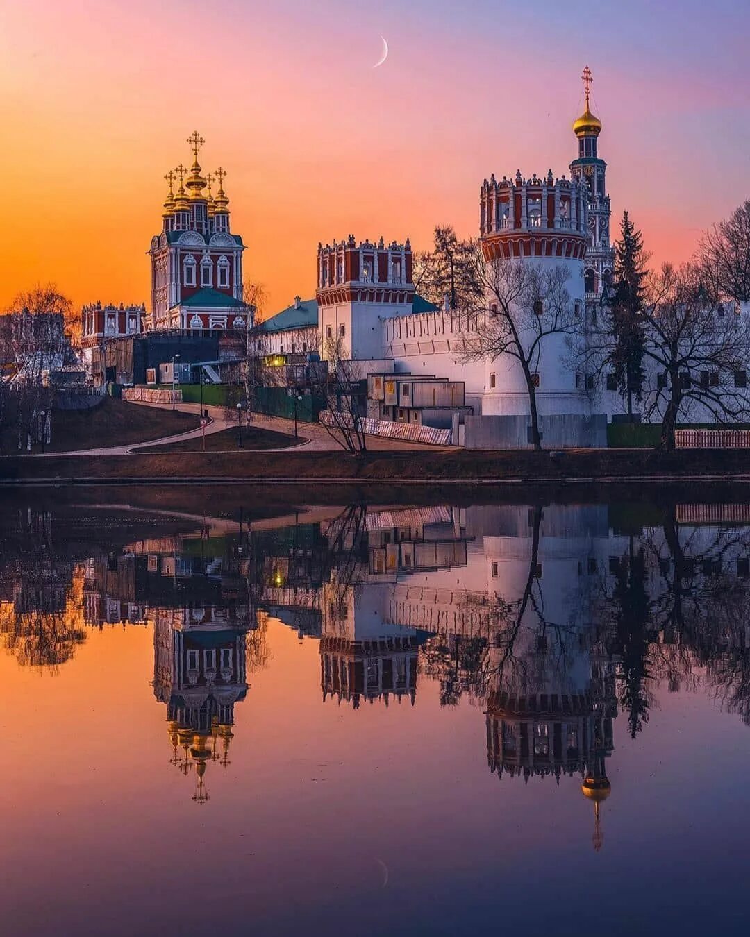 Российские фотографии. Новодевичий монастырь в Москве. Новодевичий монастырь (Новодевичий Богородице-Смоленский монастырь). Новодевичий монастырь в Москве 1524. Экскурсия в Новодевичий монастырь в Москве.