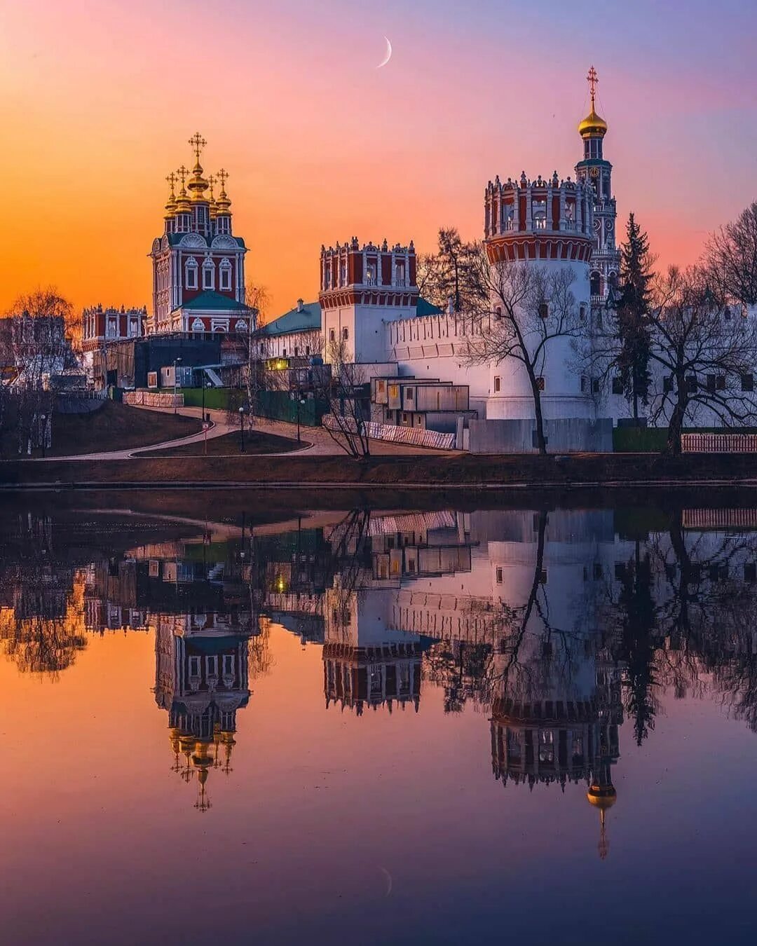 Интересные фотографии россии. Новодевичий монастырь в Москве. Богородице-Смоленский Новодевичий женский монастырь. Новодевический монастырь Москва. 1. Новодевичий монастырь.