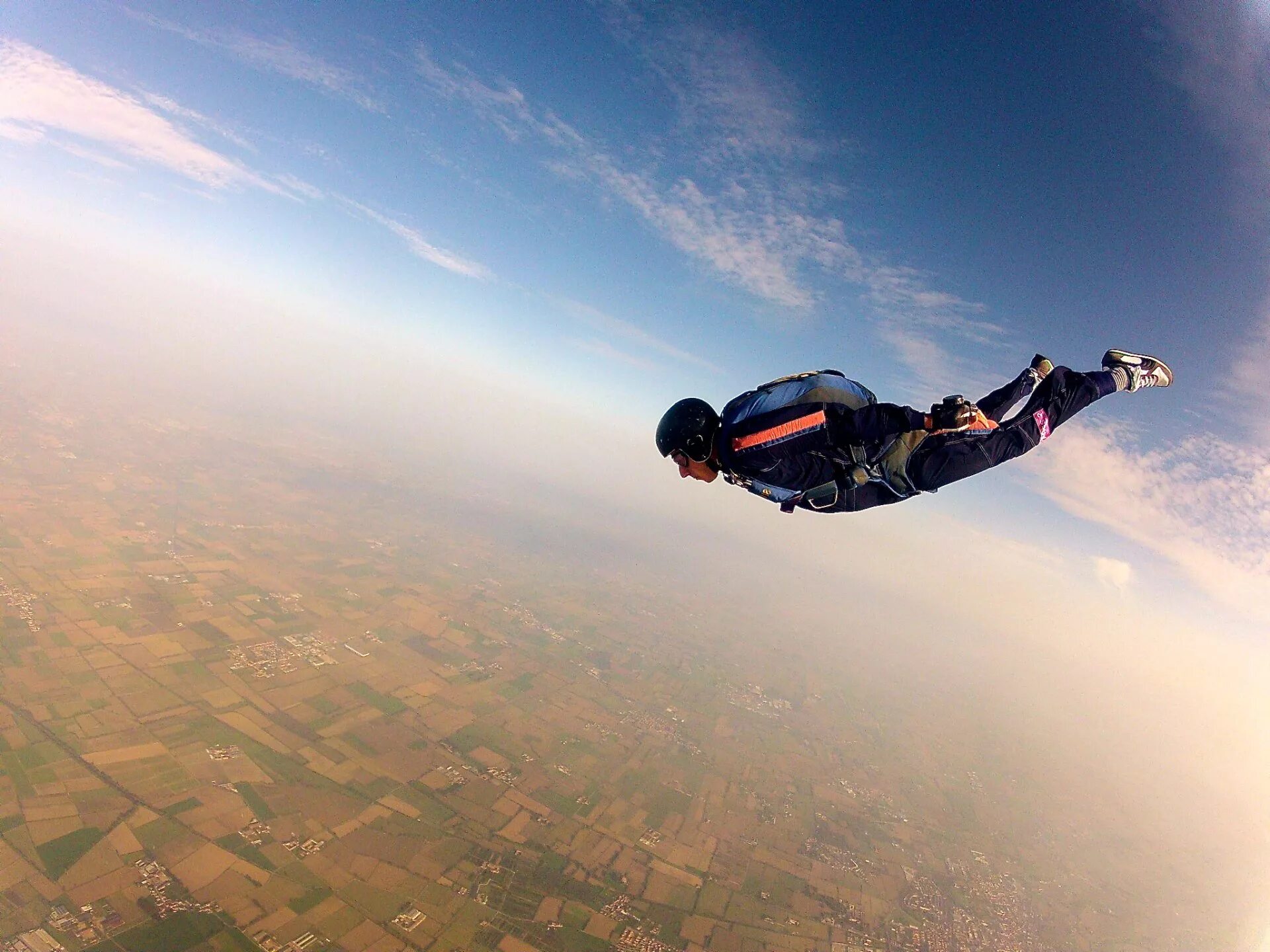 Свободное падение скайдайвинг. Прыжок с парашютом. Парашютный спорт. Экстремальный спорт: парашютизм.