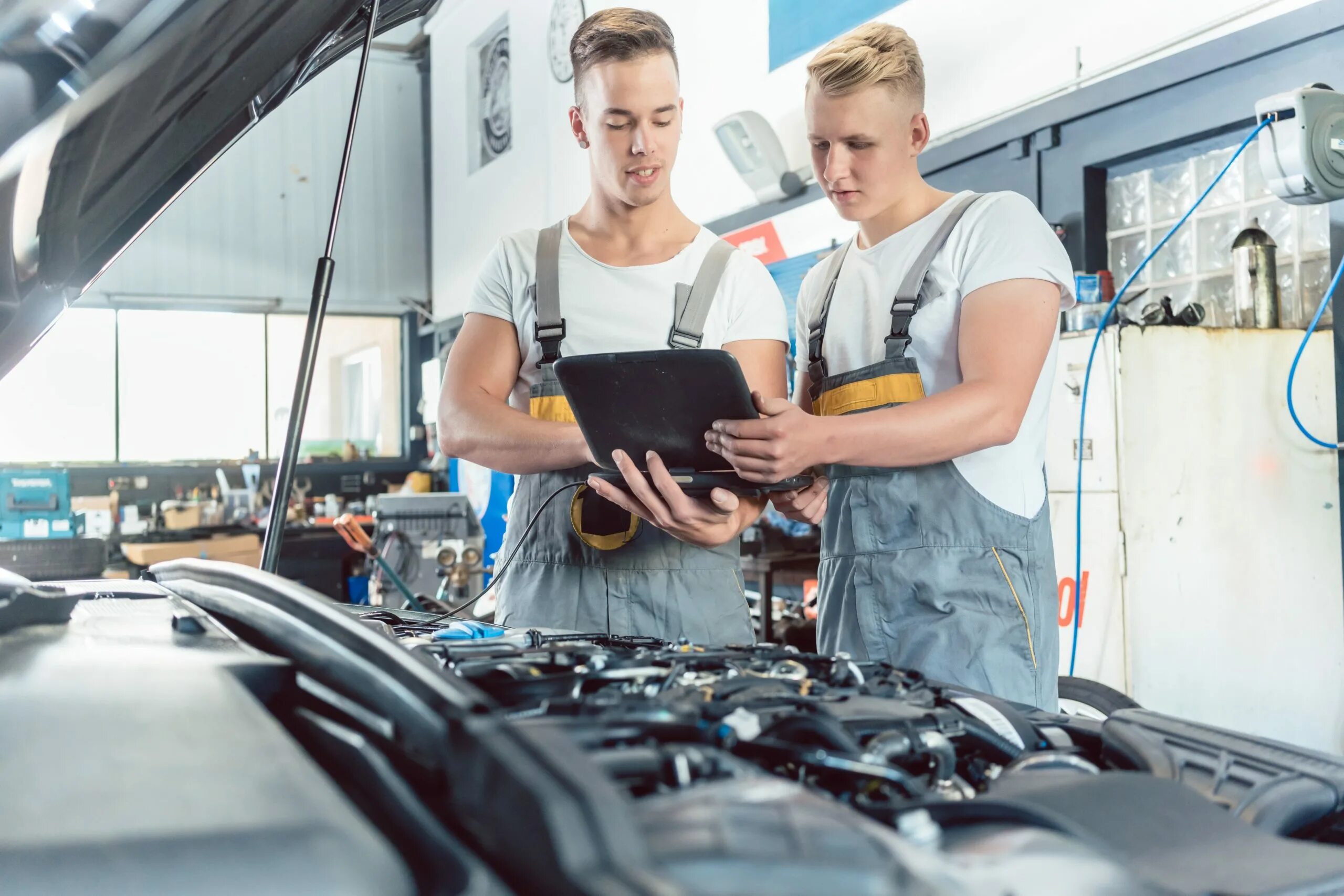 должности автомеханика. автомеханик. профессия автомеханик. автомеханик. должность автослесарь.