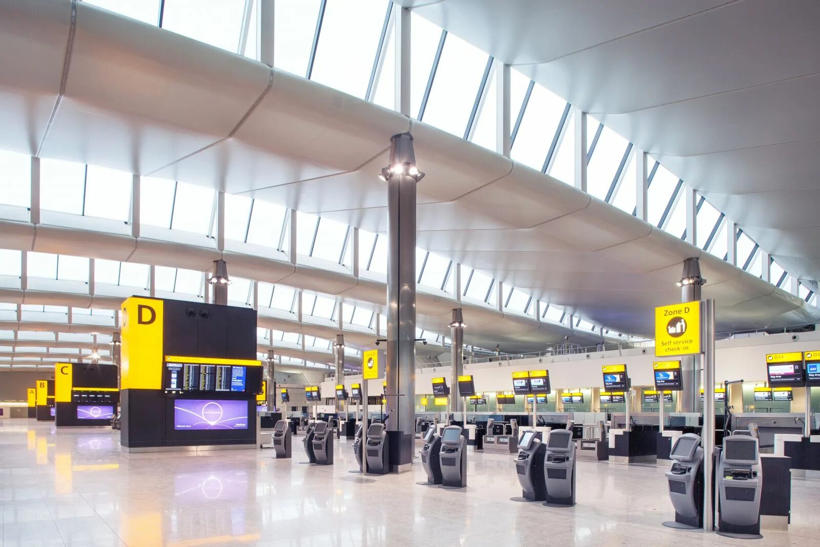 Терминал 2d. London Heathrow Terminal 2. Хитроу новый терминал. U2 терминал. Хитроу аэропорт выходы на посадку.