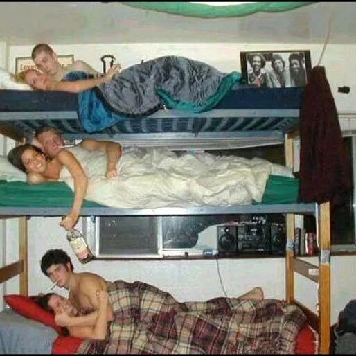 Студенческое общежитие. Спящий парень в общаге. Студенты в общежитии. Девушки в общежитии. Казашка в общаге